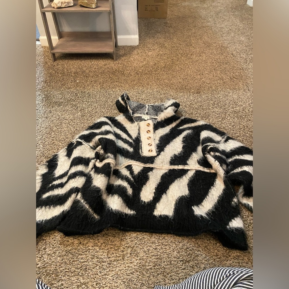 pol hooded sweater